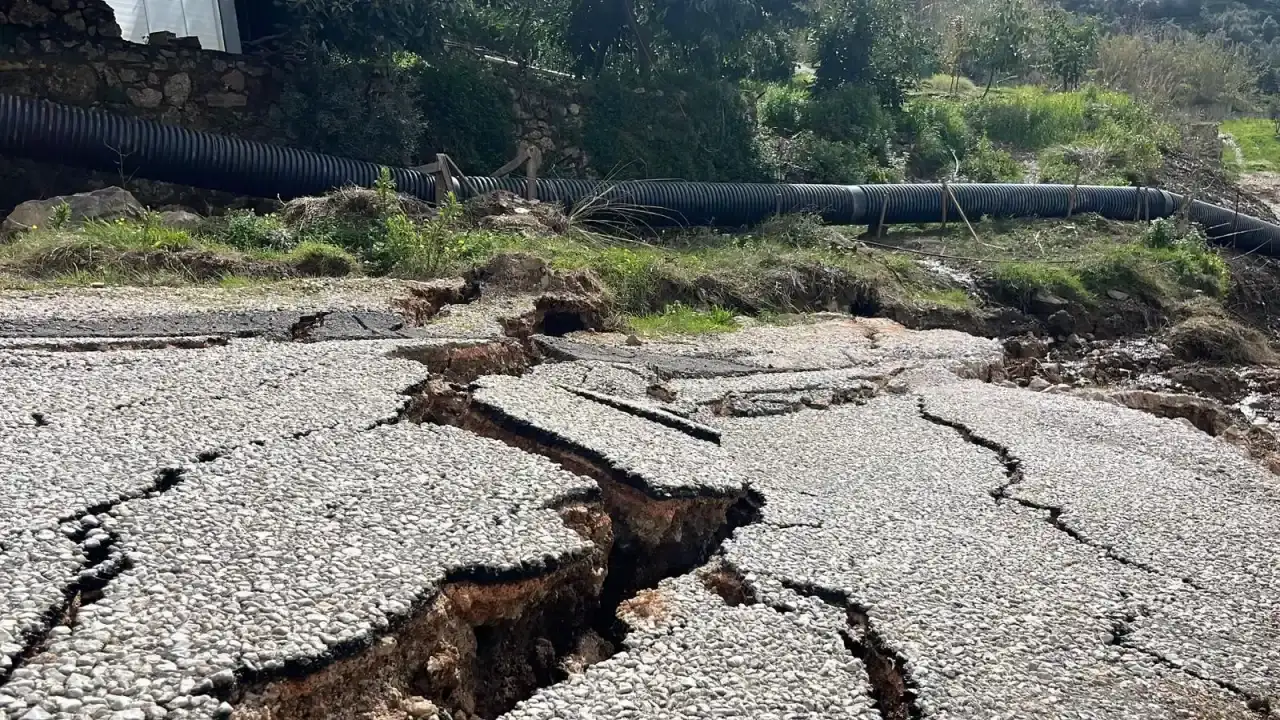 Alanya'da Sağanak Felaketi: Evler Tahliye Edildi, Yollar Çöktü 3